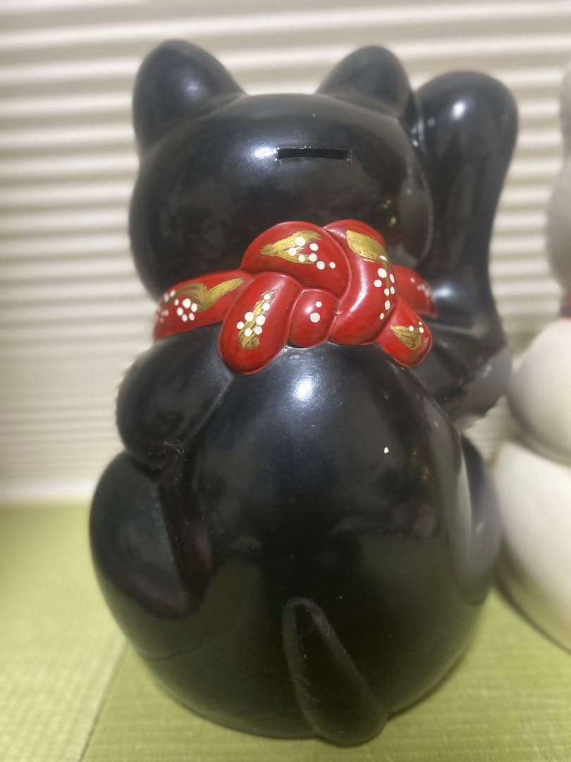 招き猫 黒と白の陶器 置物