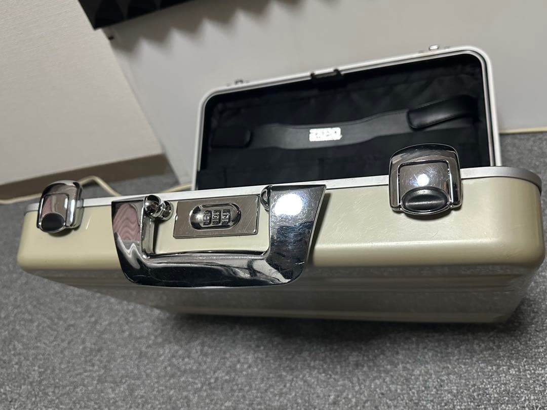 ゼロハリバートン A4サイズ シャンパンゴールド