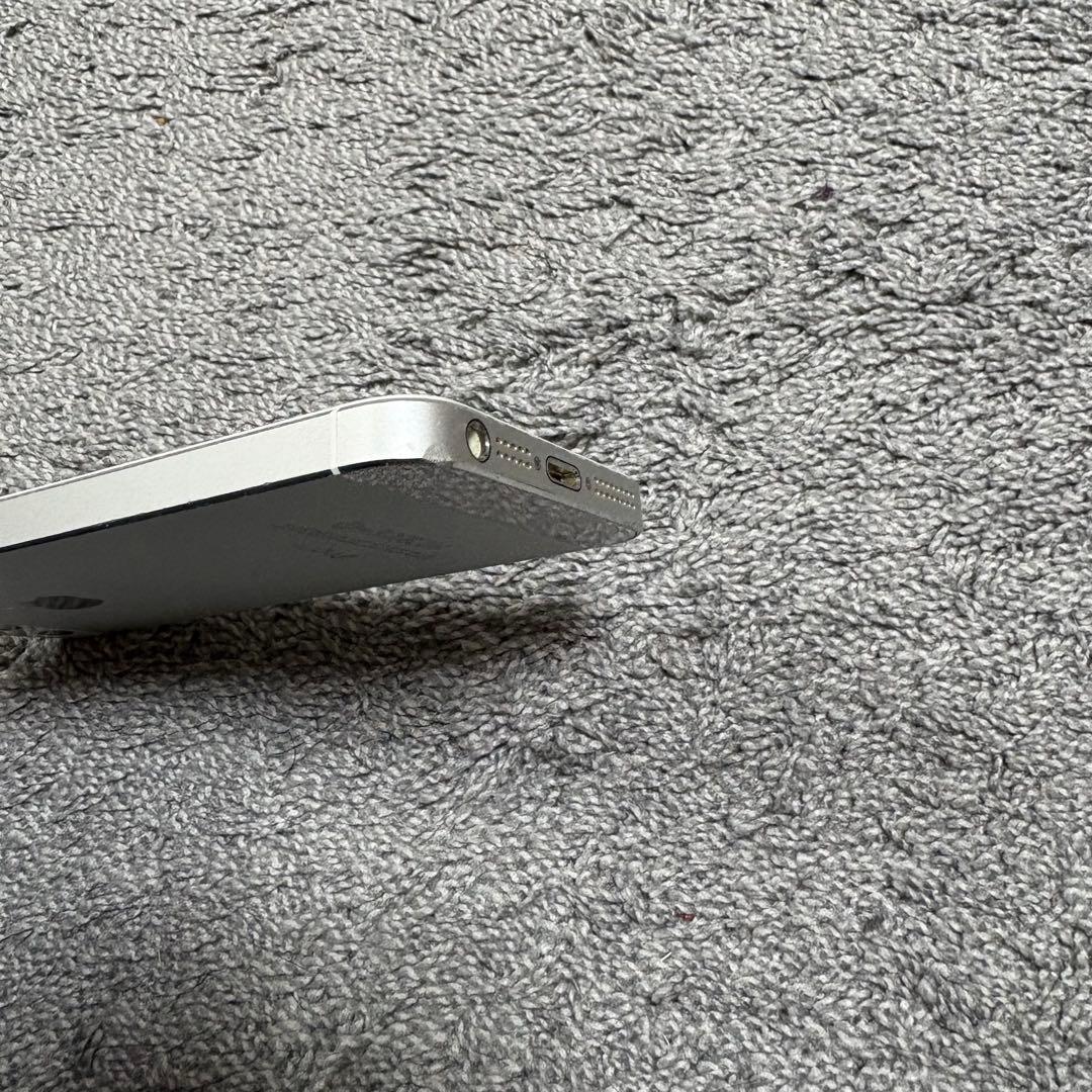 Apple iPhone 5s 32GB auキャリア　シルバー　32GB