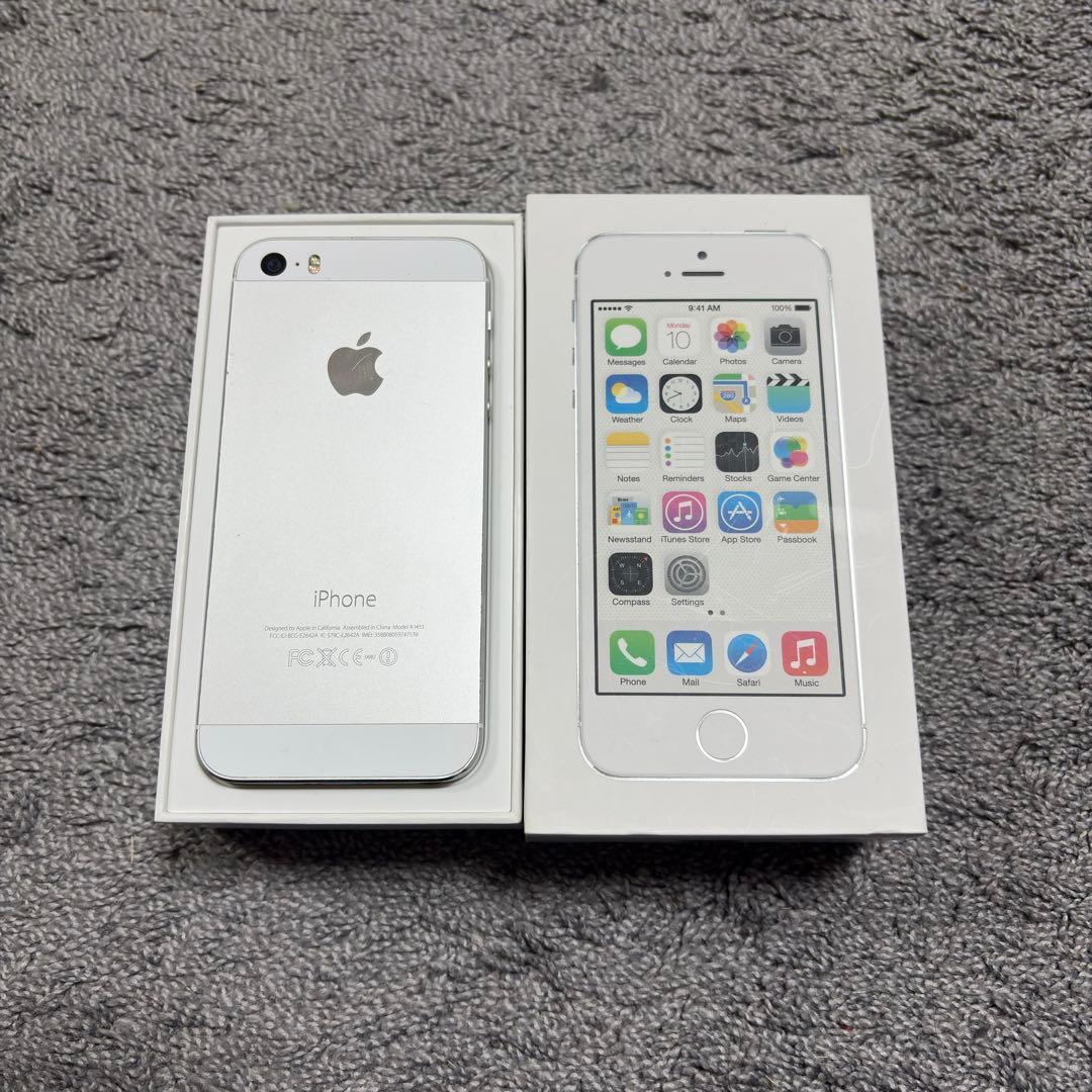 Apple iPhone 5s 32GB auキャリア　シルバー　32GB