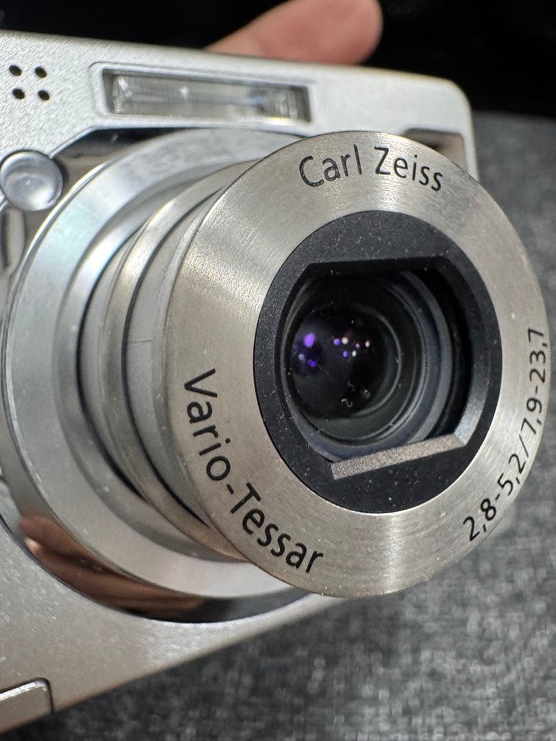 Sony Cyber-shot シルバー 3倍光学ズーム新品電池&メモリカード付