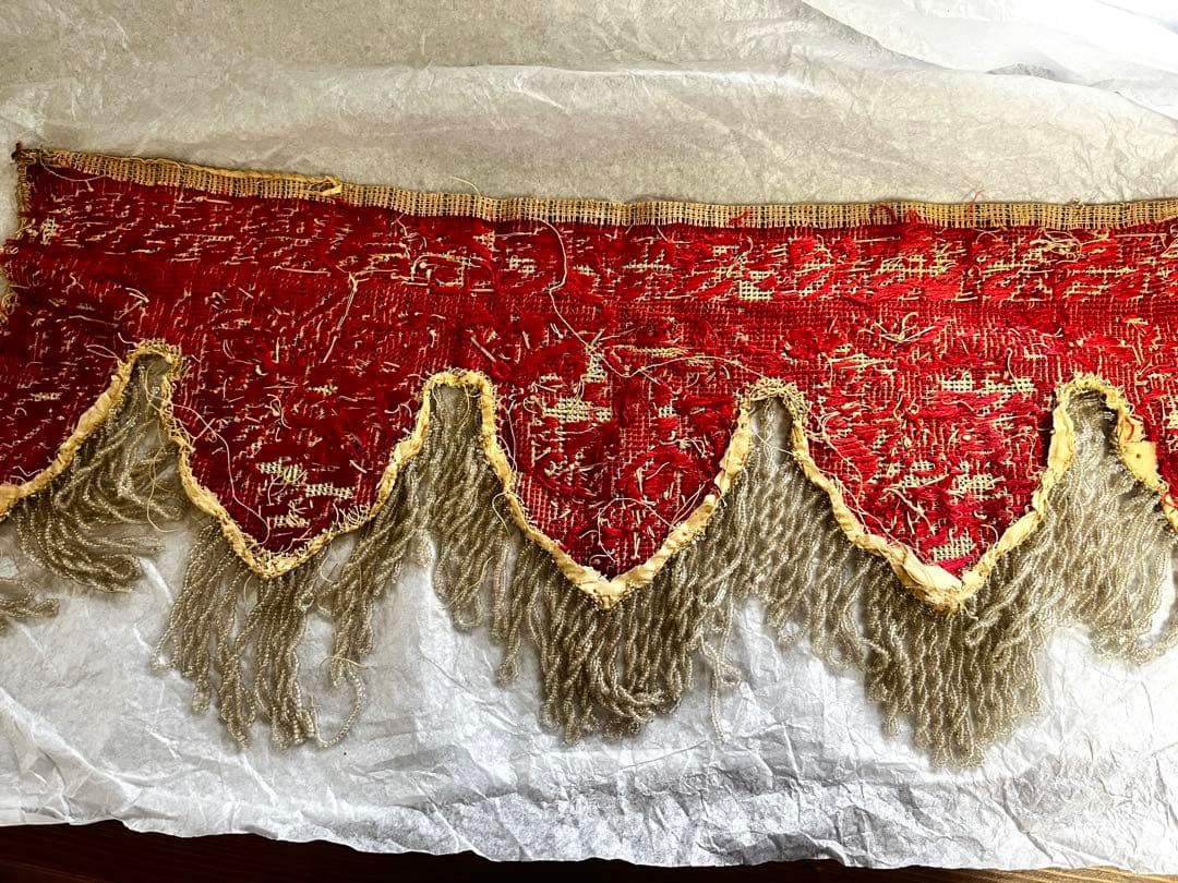 アンティークの赤とシルバーの花柄ビーズ 刺繍　ハンドメイド