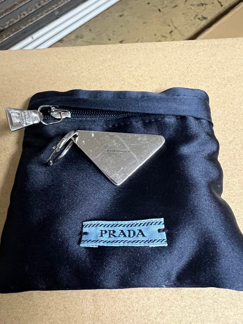 PRADA シングルピアス　トライアングル