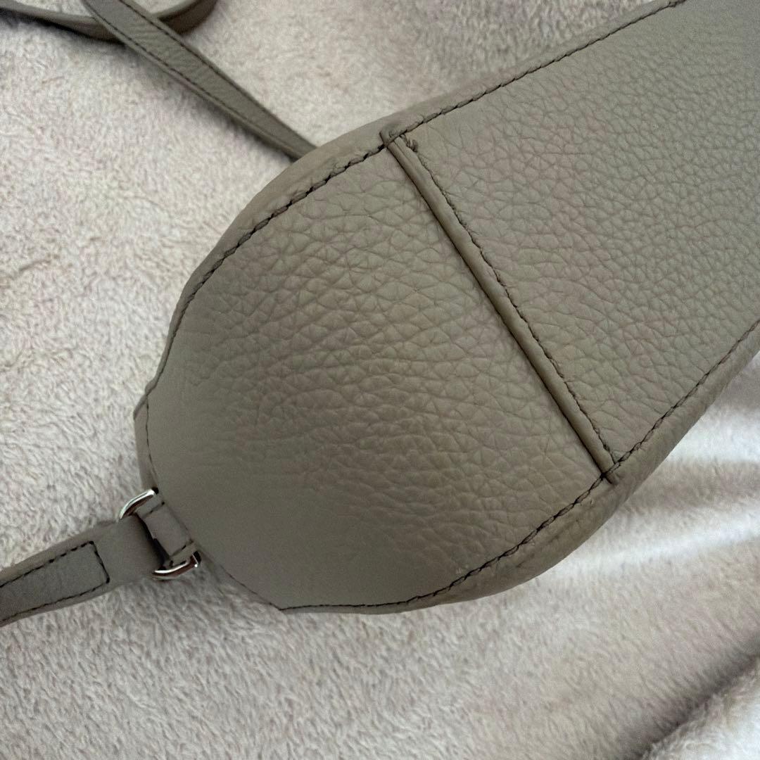 トリーバーチ ショルダーバッグ　カメラバッグ タッセル ベージュ