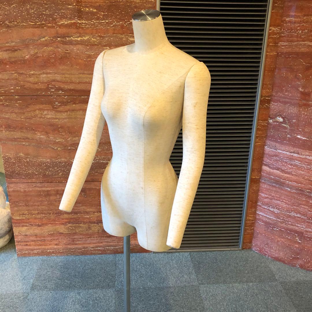 女性用 マネキン トルソー 腕付きタイプ・スタンド付きベージュ