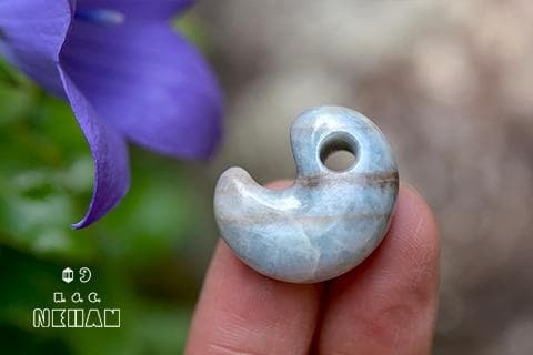 【入りコン沢・青・高品質】糸魚川翡翠輝石・勾玉　約8.1g・2.3cm