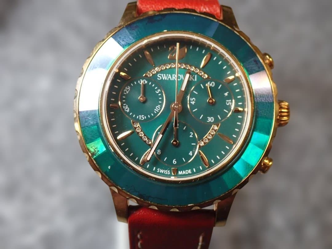 ●SWAROVSKI●グリーンフェイスクロノグラフ●赤のレザーベルト●美品稼 働