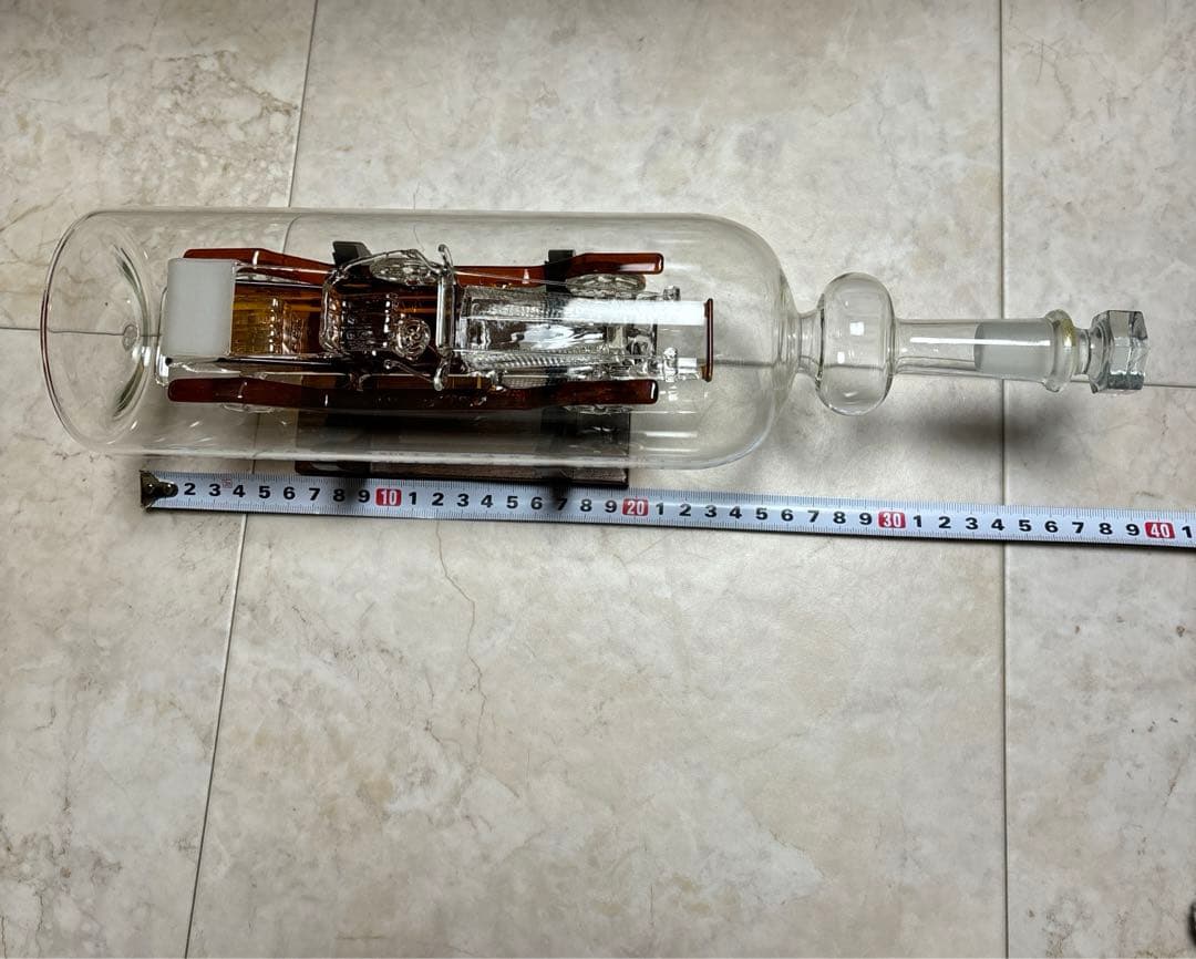 ガラスのボトルシップに入ったロールス・ロイスのガラス細工