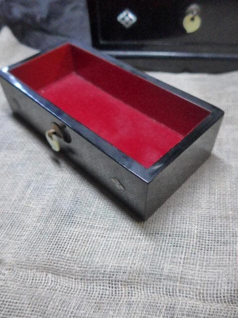黒漆の象嵌の入った小引き出しです。韓国製です