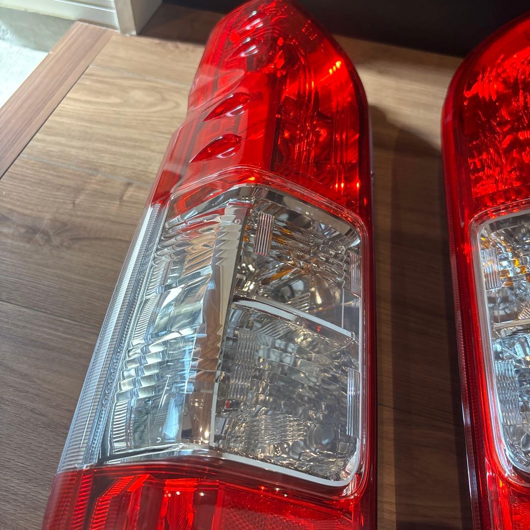 ハイエース　純正　テールランプ 2個セット