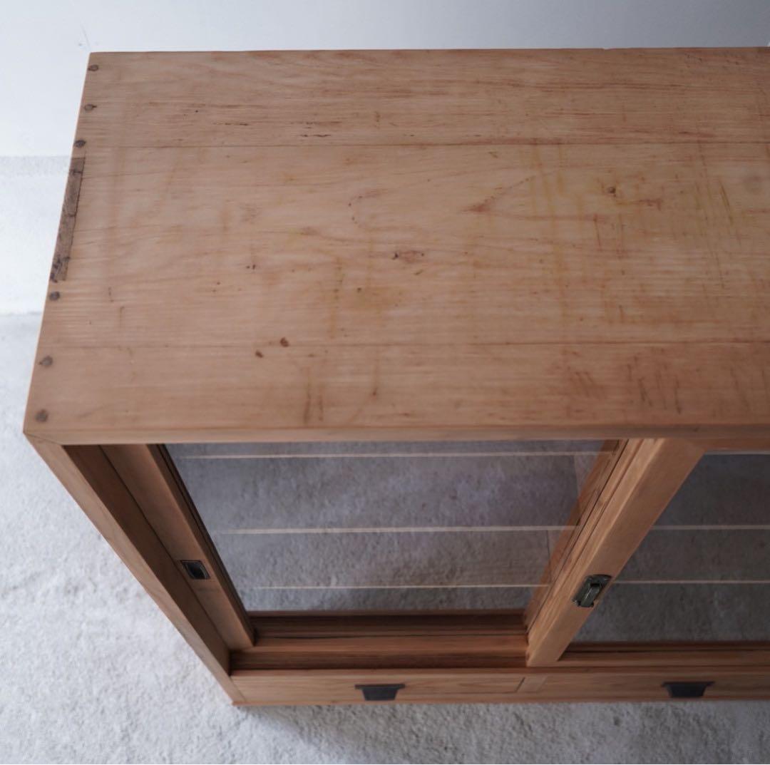 ガラス引戸のキャビネット