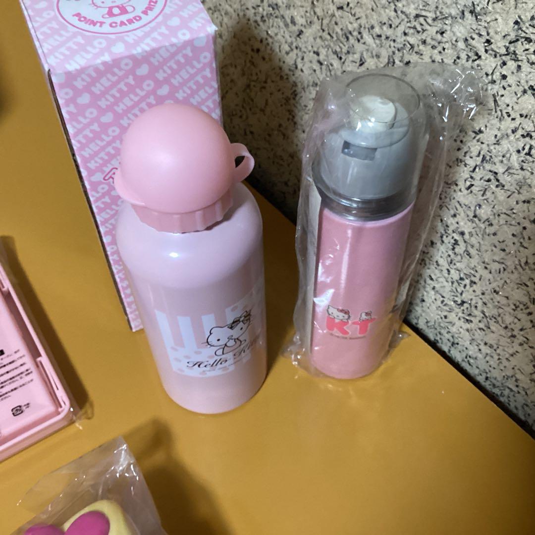 2294 ハローキティ食器セット　弁当箱 &さくら小皿 &ポンプボトル