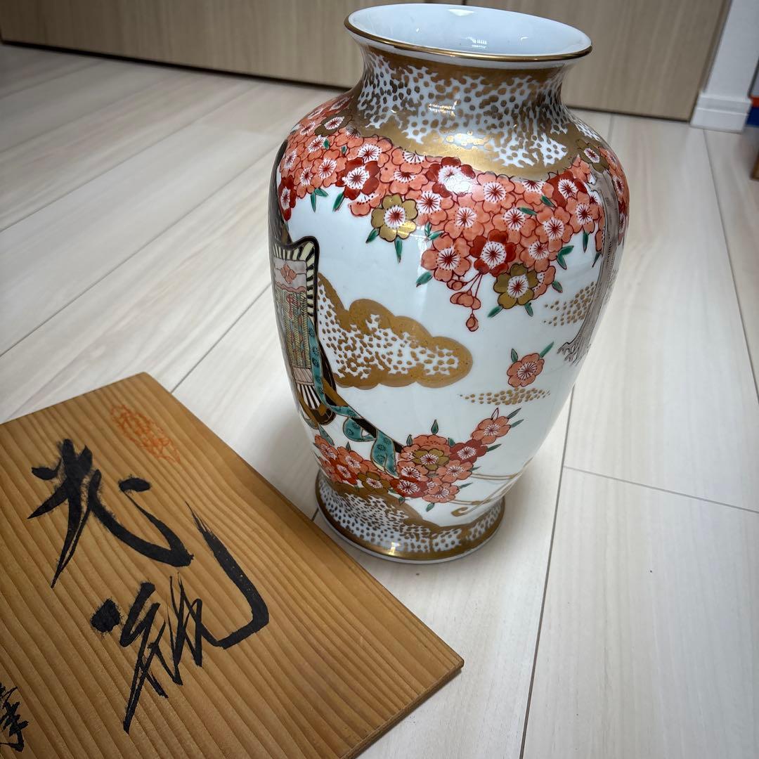 花柄と車輪のデザインの陶器花瓶