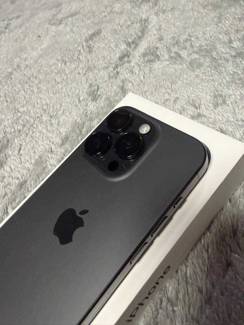 【美品】iPhone15Pro ブラックチタニウム　256GB