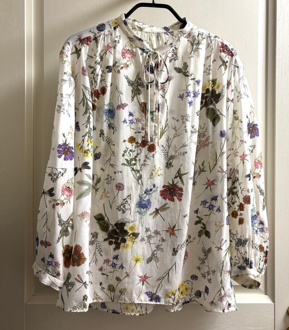 ボタニカルリベルラプリント ボウタイブラウス　トゥモローランド
