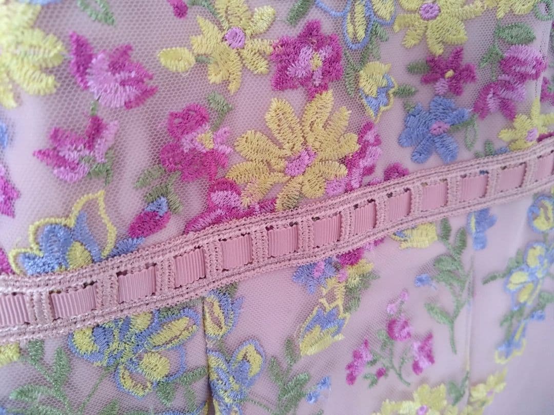 値下げ！定価40000円【極美品　ほぼ新品】花柄刺繍ワンピース　ローズティアラ