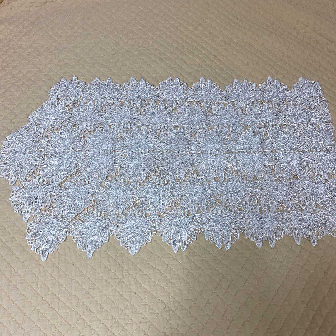 レースの大判テーブルセンター