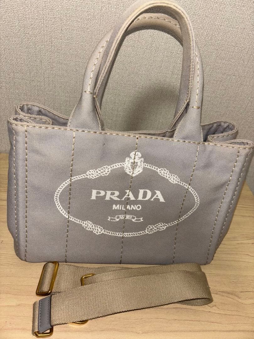 PRADA グレー ショルダーバッグ