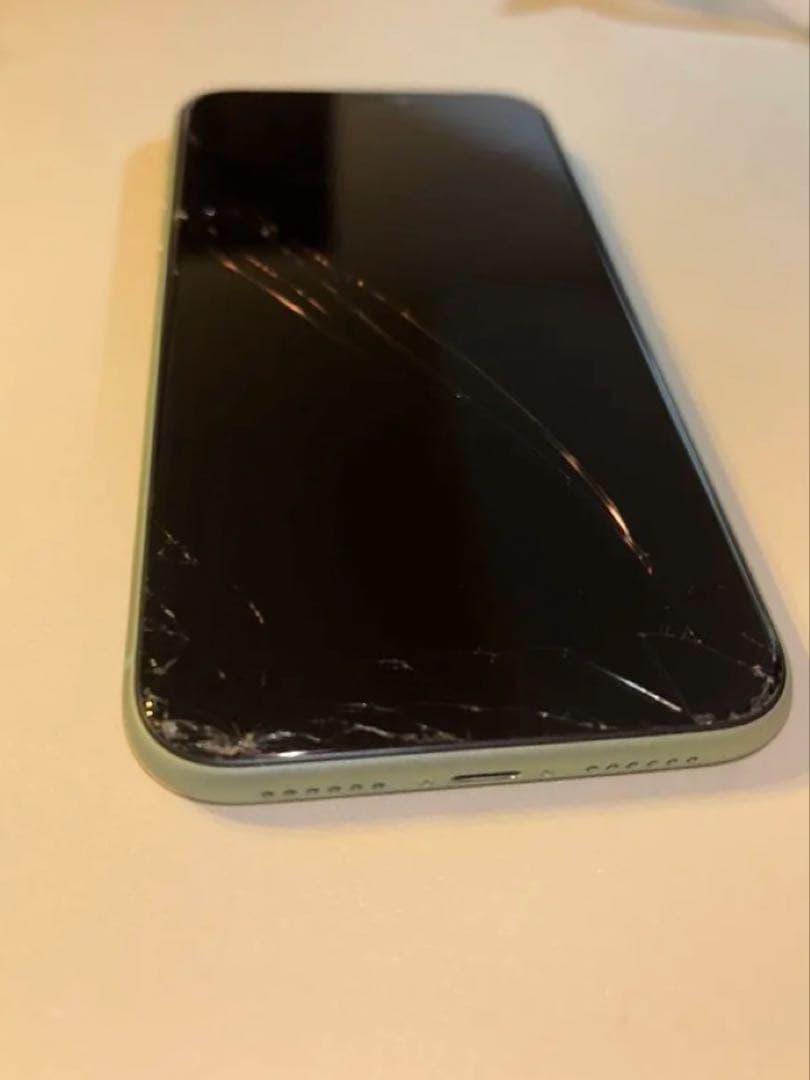 iPhone11 64GB グリーン SIMフリー 画面割れ バッテリー73％