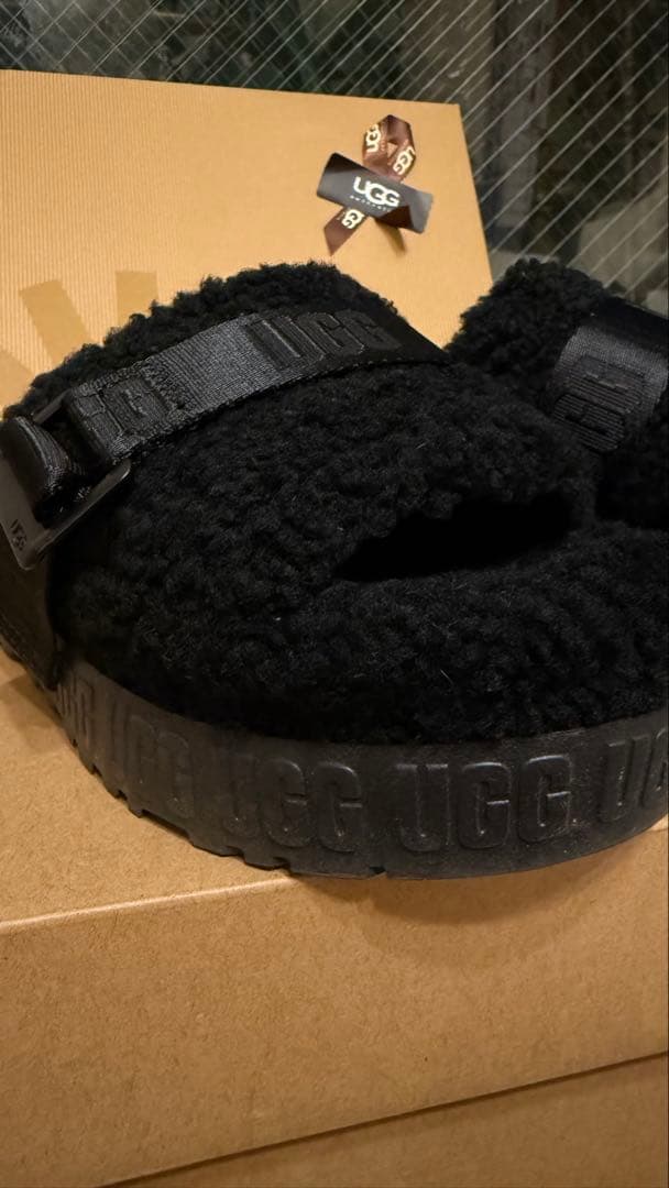 UGG ブラックサンダル　Fluffita サイズ7 ソックスで履いて可愛いです