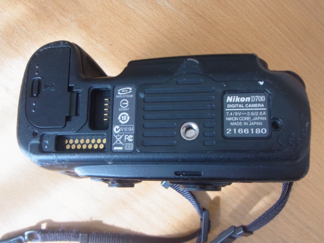 ジャンク品にこんd700 35mmf2 付マルチパワーバッテリー付