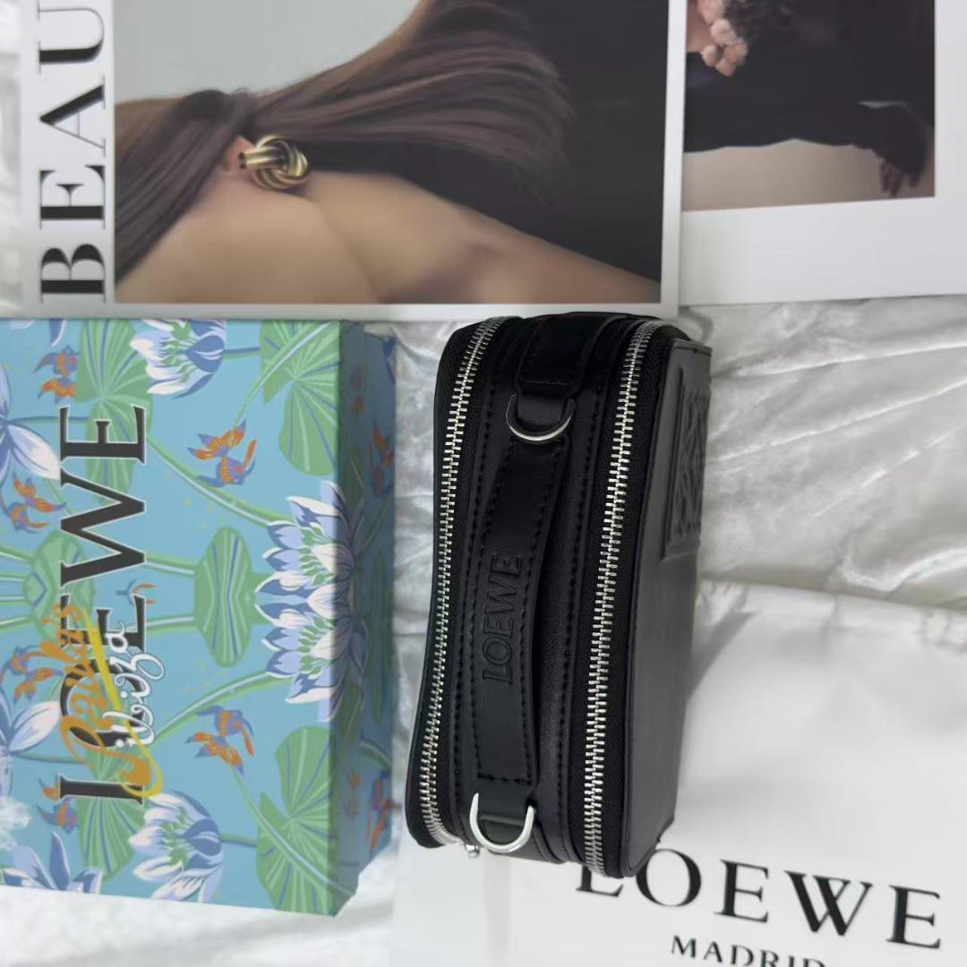 ブラックレザーのメッセンジャーバッグ