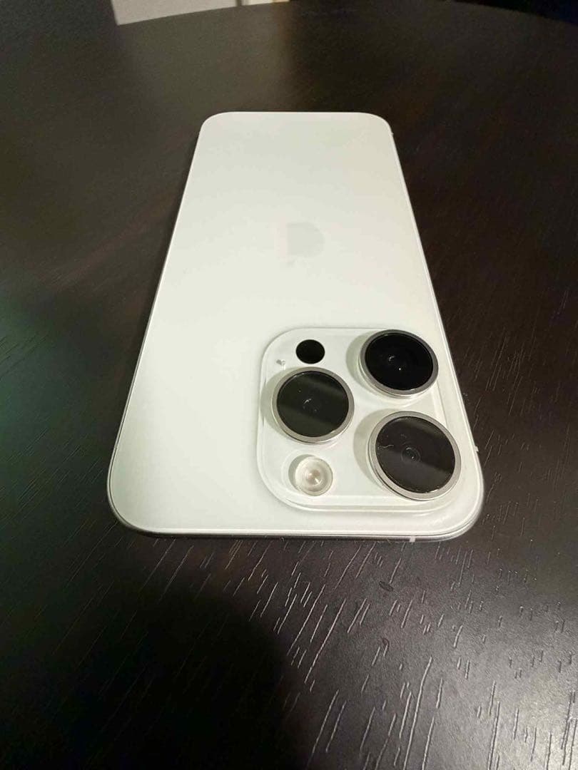 Apple iPhone 15 Pro 256GB ホワイトチタニウム ケース付