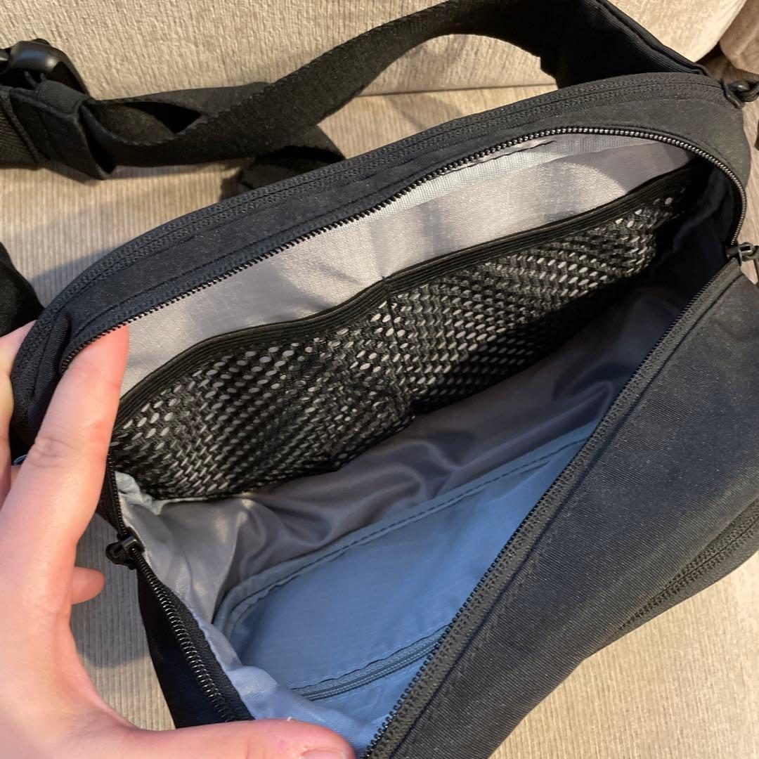 ポミル ブラック ヒップシートバッグ