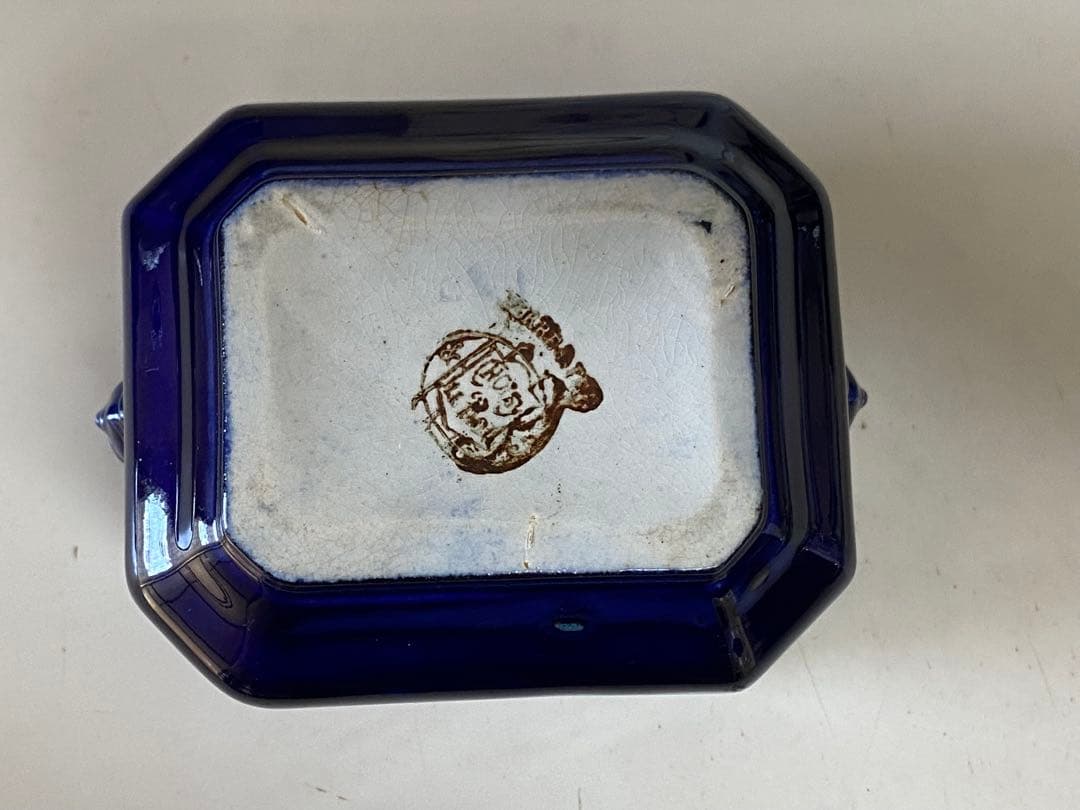 Choisy le Roi 蓋付きの器