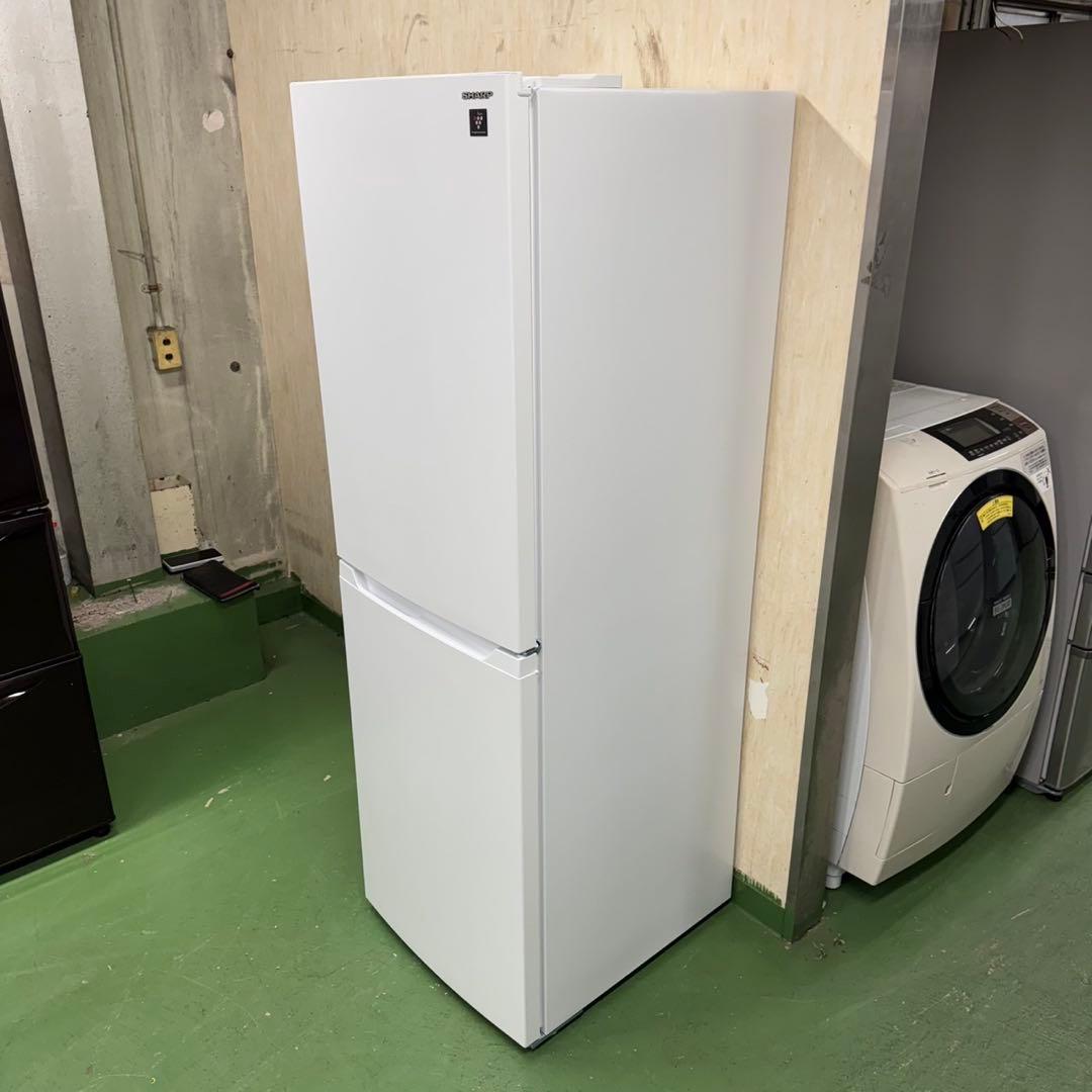 156 24年製　冷蔵庫　230L 200L強　小型　一人暮らし　右開きホワイト