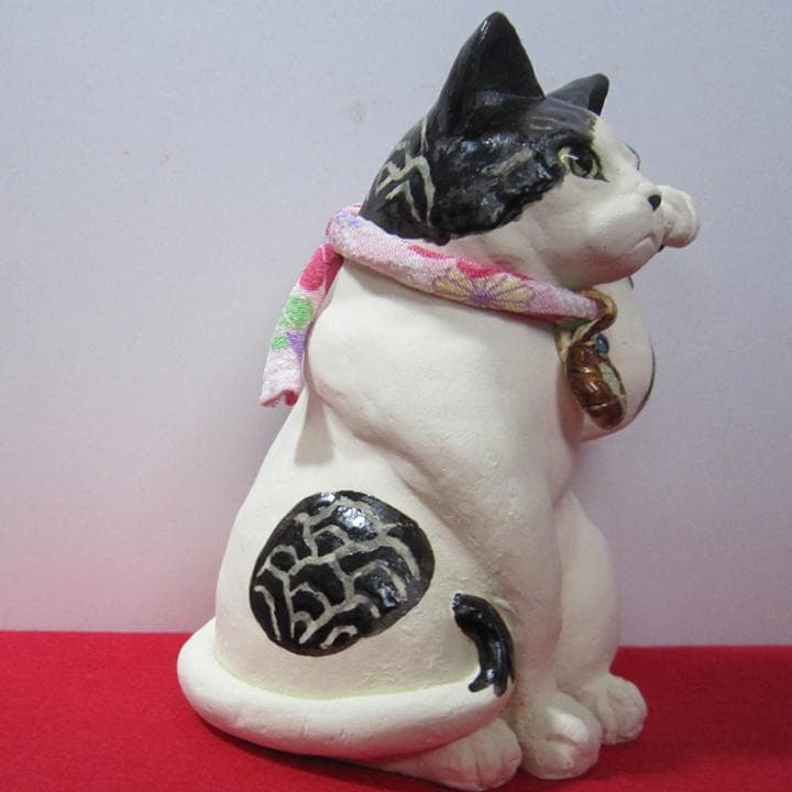 招き猫　作家　新品　白黒ハチワレ猫　青海波模様　陶器　縁起物　置物