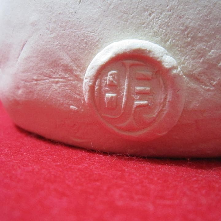 招き猫　作家　新品　白黒ハチワレ猫　青海波模様　陶器　縁起物　置物