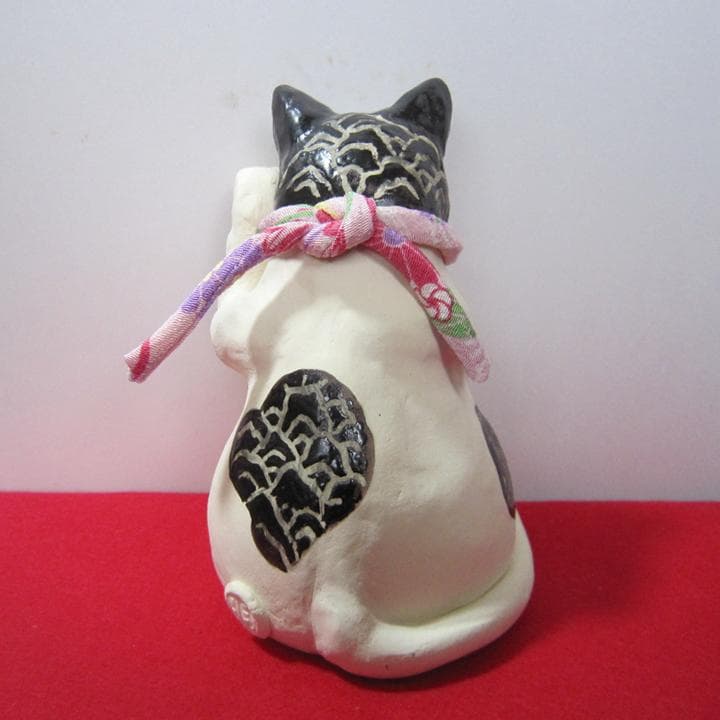 招き猫　作家　新品　白黒ハチワレ猫　青海波模様　陶器　縁起物　置物