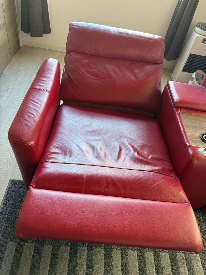 ニトリ赤い本革リクライニング2人掛けソファーワイド
