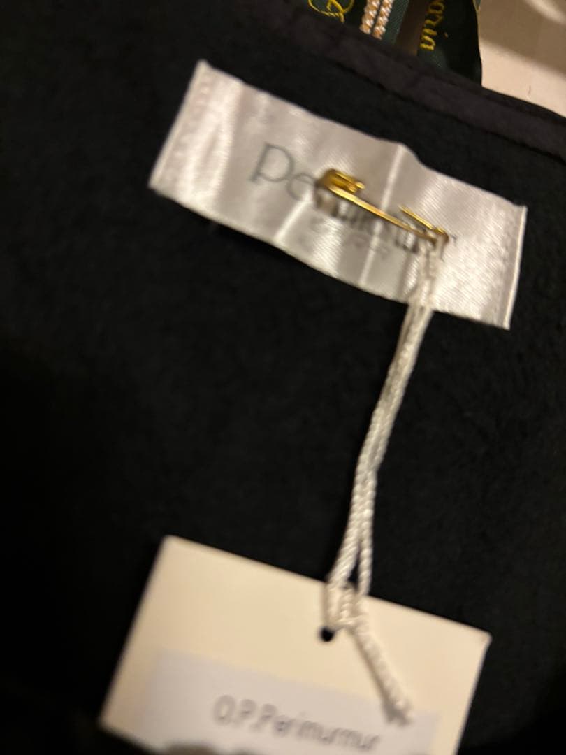 ピアリマーマ　フリル付き黒エプロン