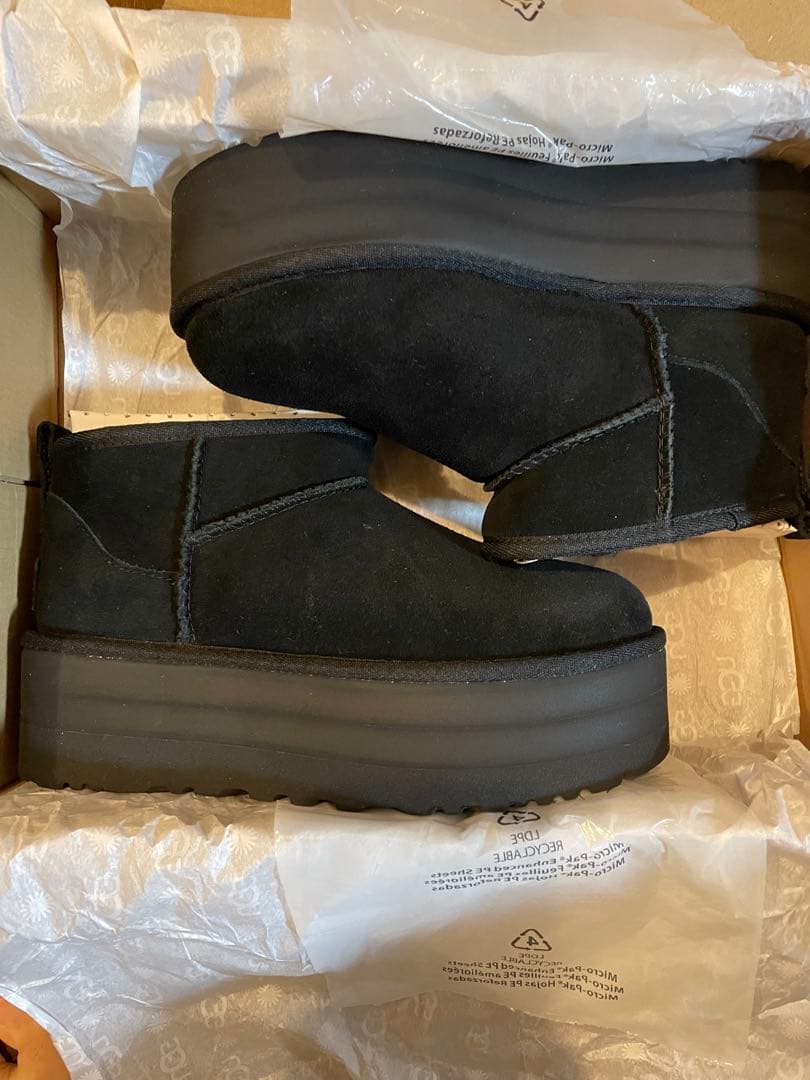 UGG ブラック プラットフォームムートンブーツ
