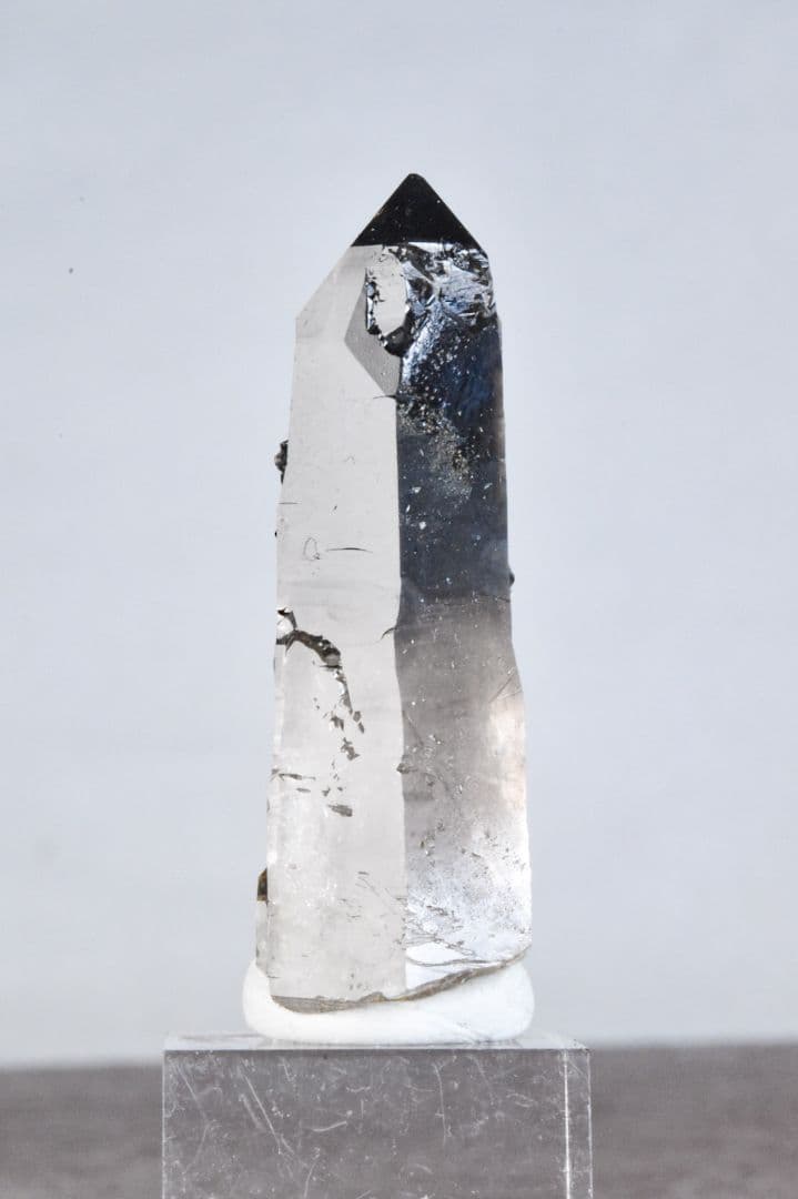 マラウイ産 放射状エジリン付きスモーキークォーツ