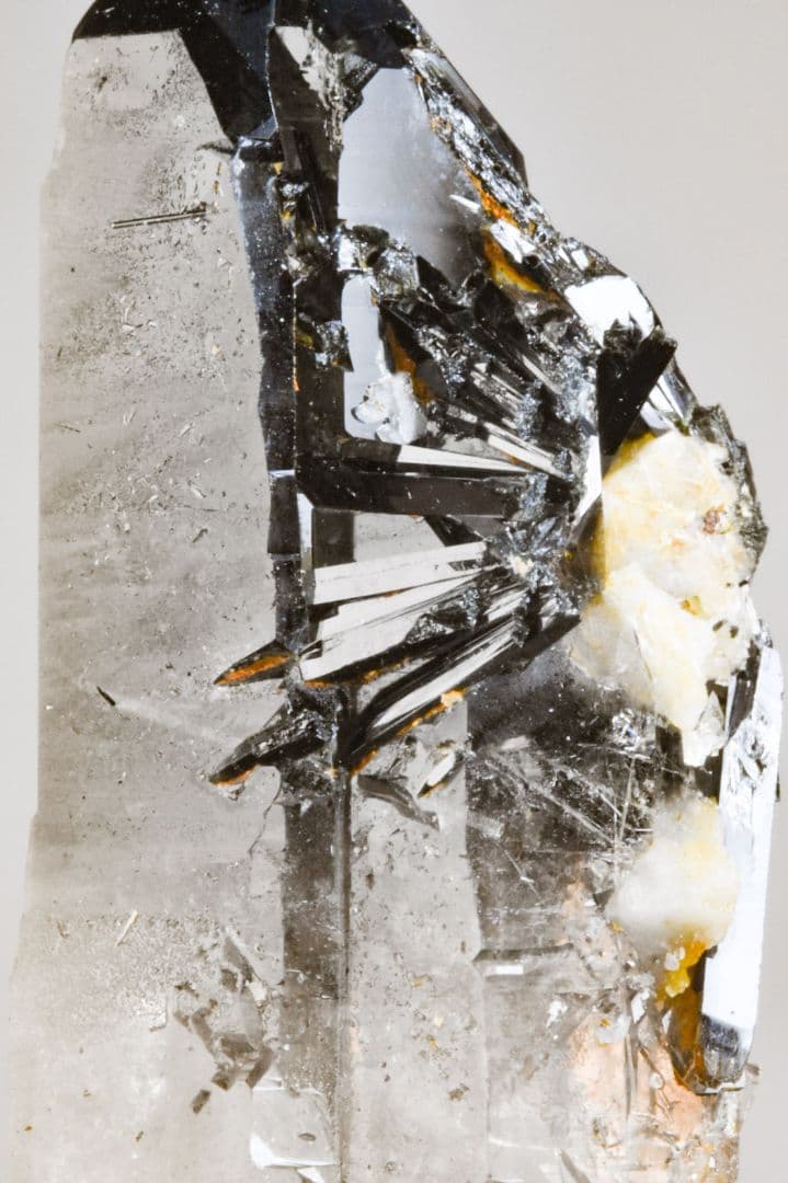 マラウイ産 放射状エジリン付きスモーキークォーツ