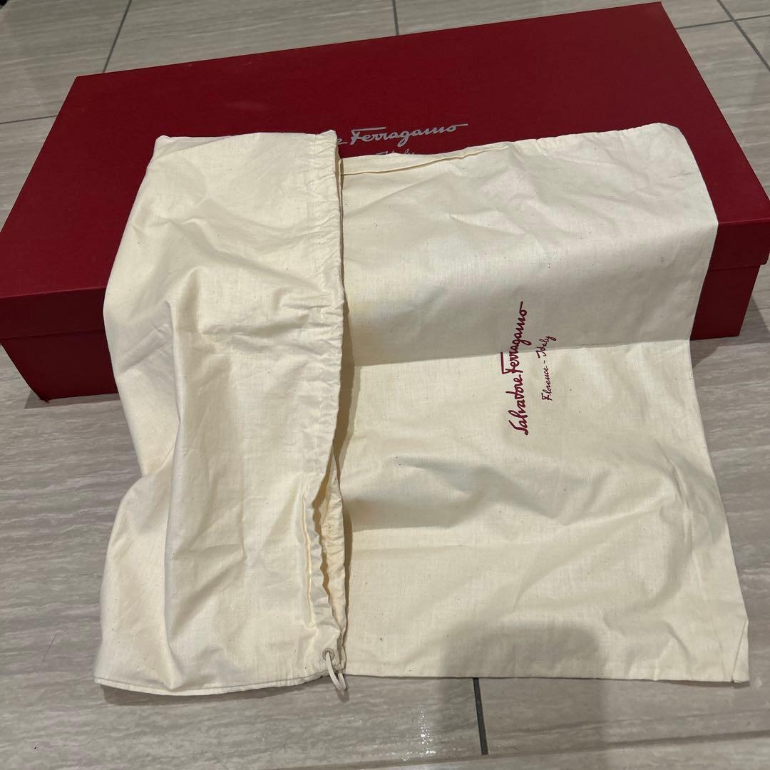 『フェラガモ」　ダークブラウンロングブーツ 購入時の箱、靴収納袋付き