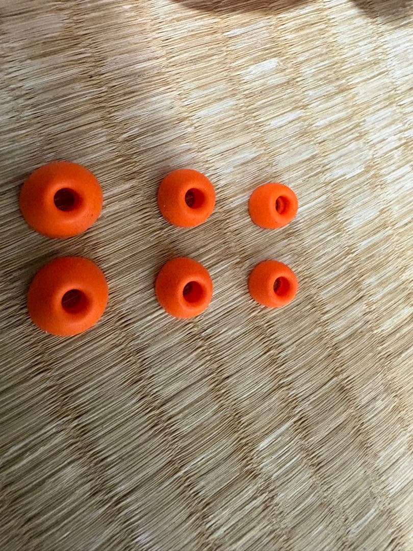 beats オレンジ ワイヤレスイヤホン ケース付き