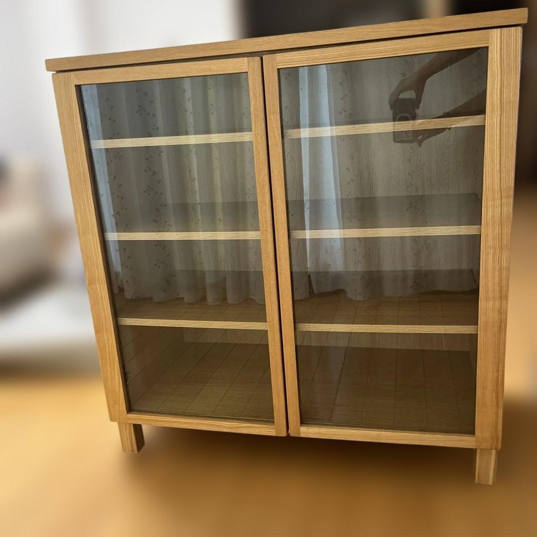 木製ガラス扉付きキャビネット