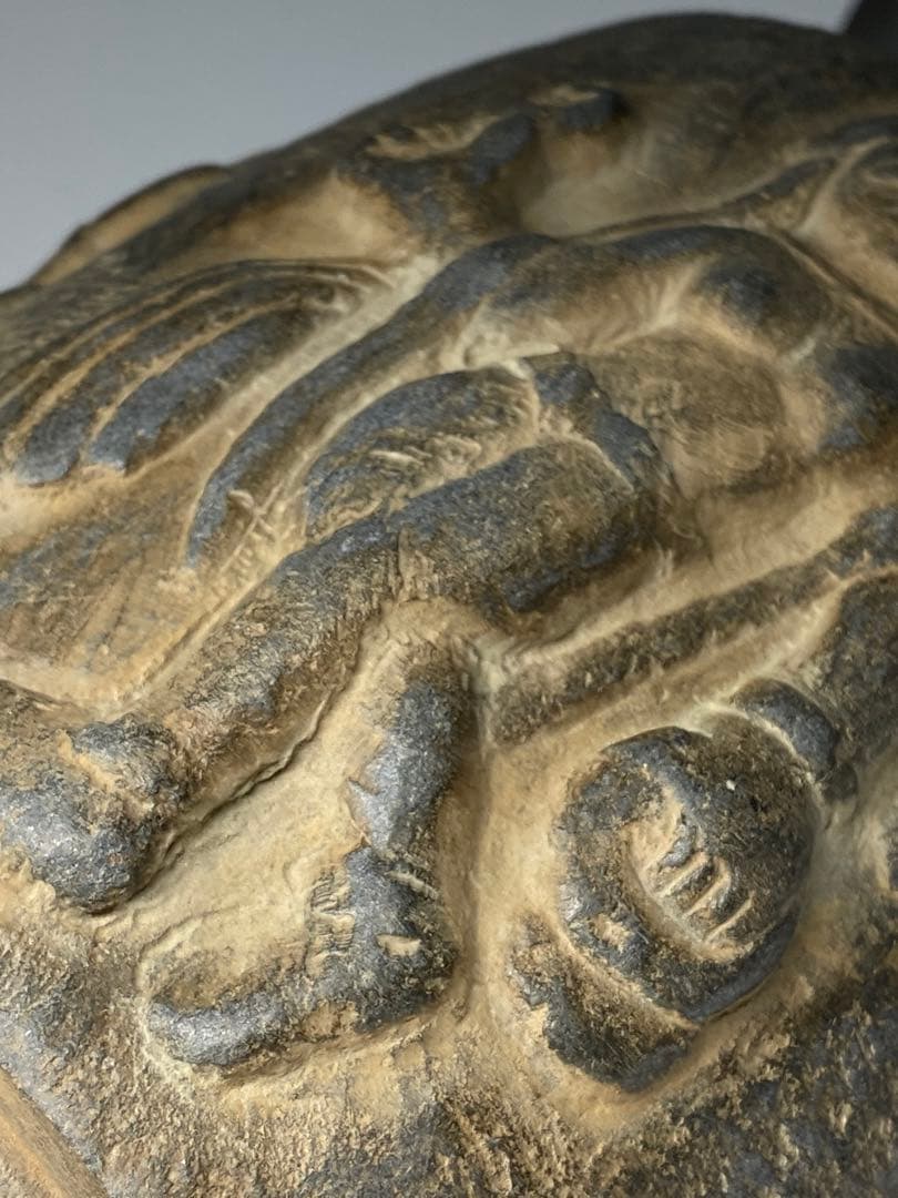 ニァーイースタン（アフガニスタン付近）発掘品　石造人物手彫飾瓶