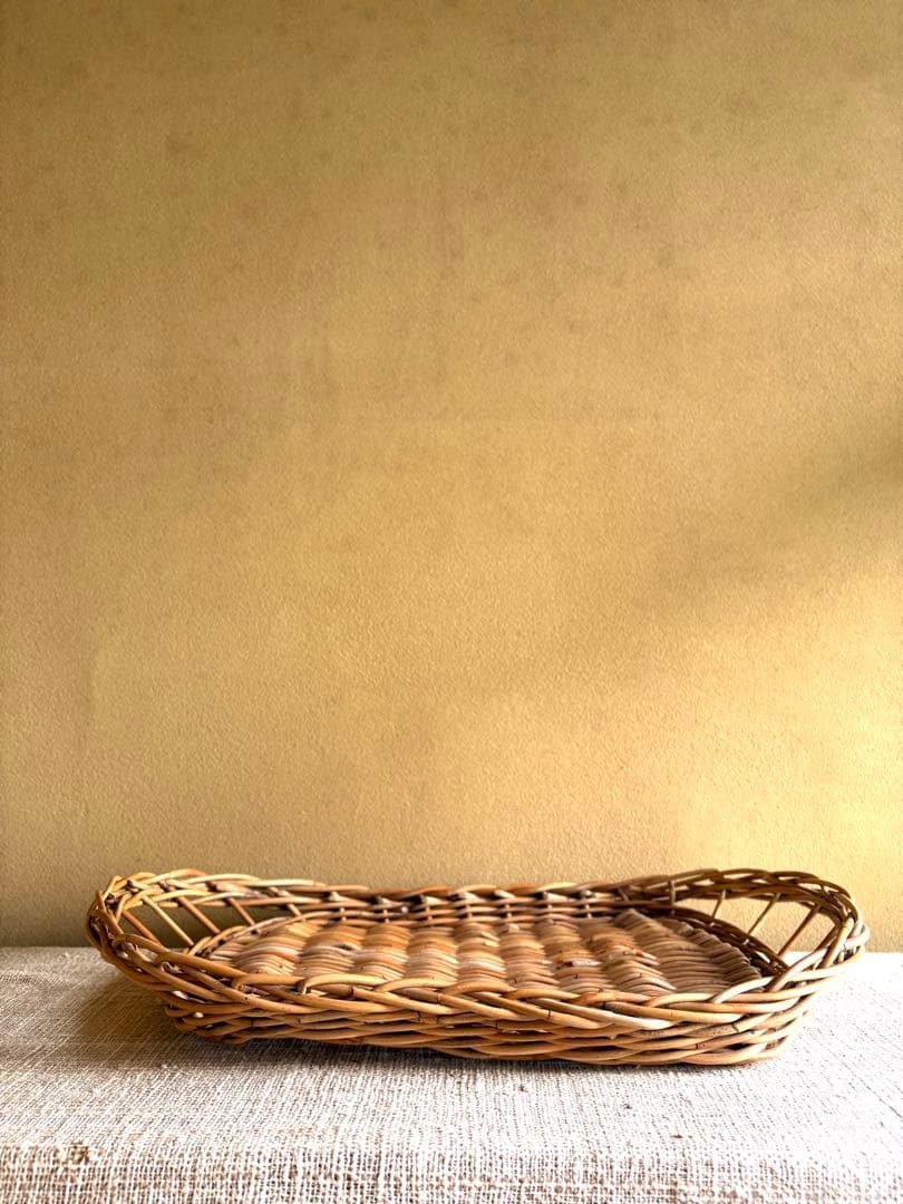 【蚤の市購入】ラタンの大きなトレイ 暮らしの道具 カゴアミドリ 古道具