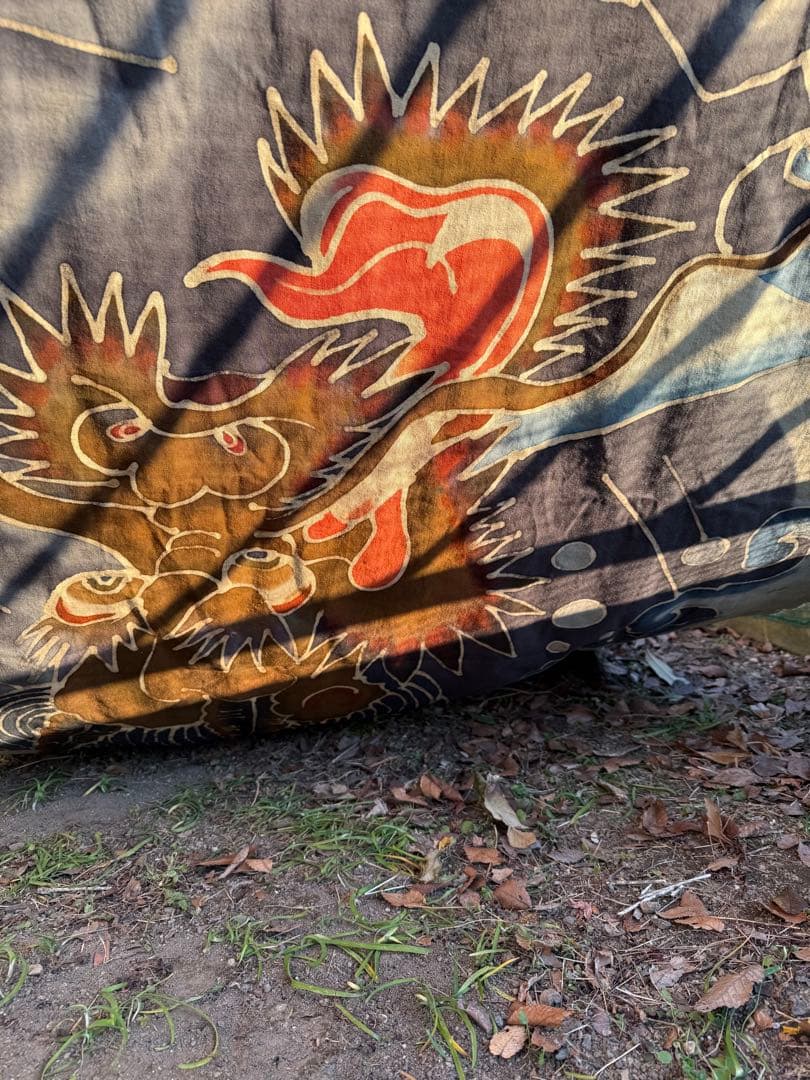 ◯手描きロウケツ染め布 　図柄、若武者と戦う悪龍