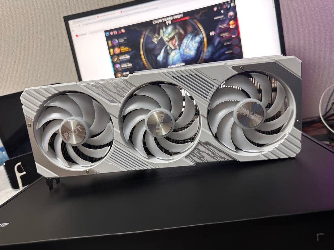 GeForce RTX グラフィックボード ホワイトrtx4070ti sup