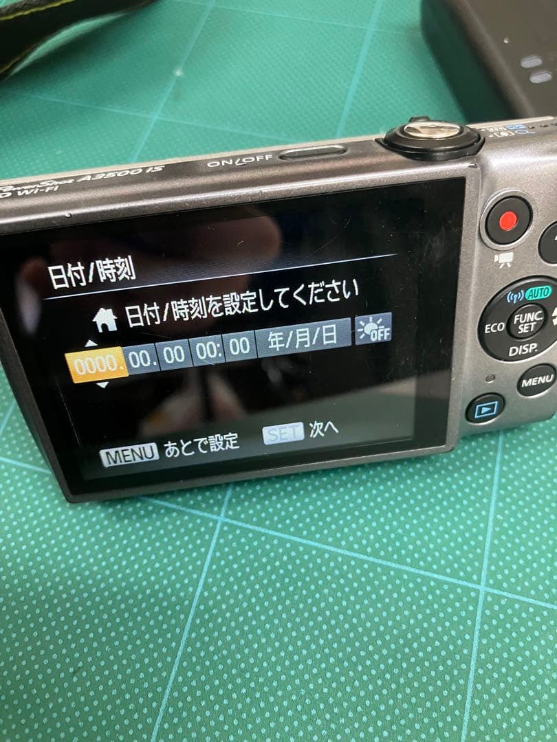 Canon PowerShot A3500 IS 本体と充電器