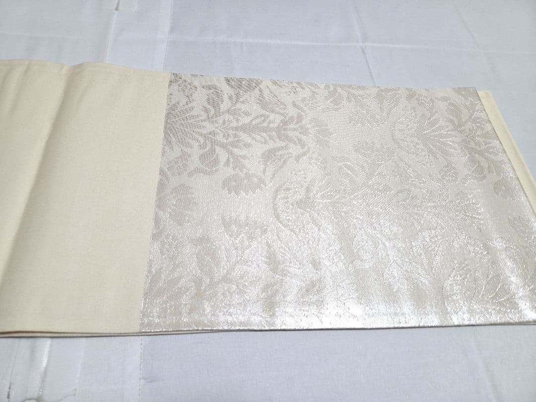 A 美品 唐草唐花模様 白 銀糸 単色 無彩色 六通 正絹 フォーマルな袋帯