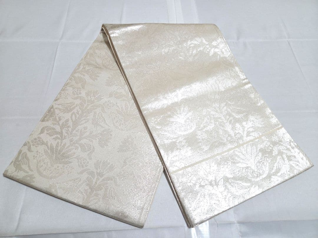A 美品 唐草唐花模様 白 銀糸 単色 無彩色 六通 正絹 フォーマルな袋帯