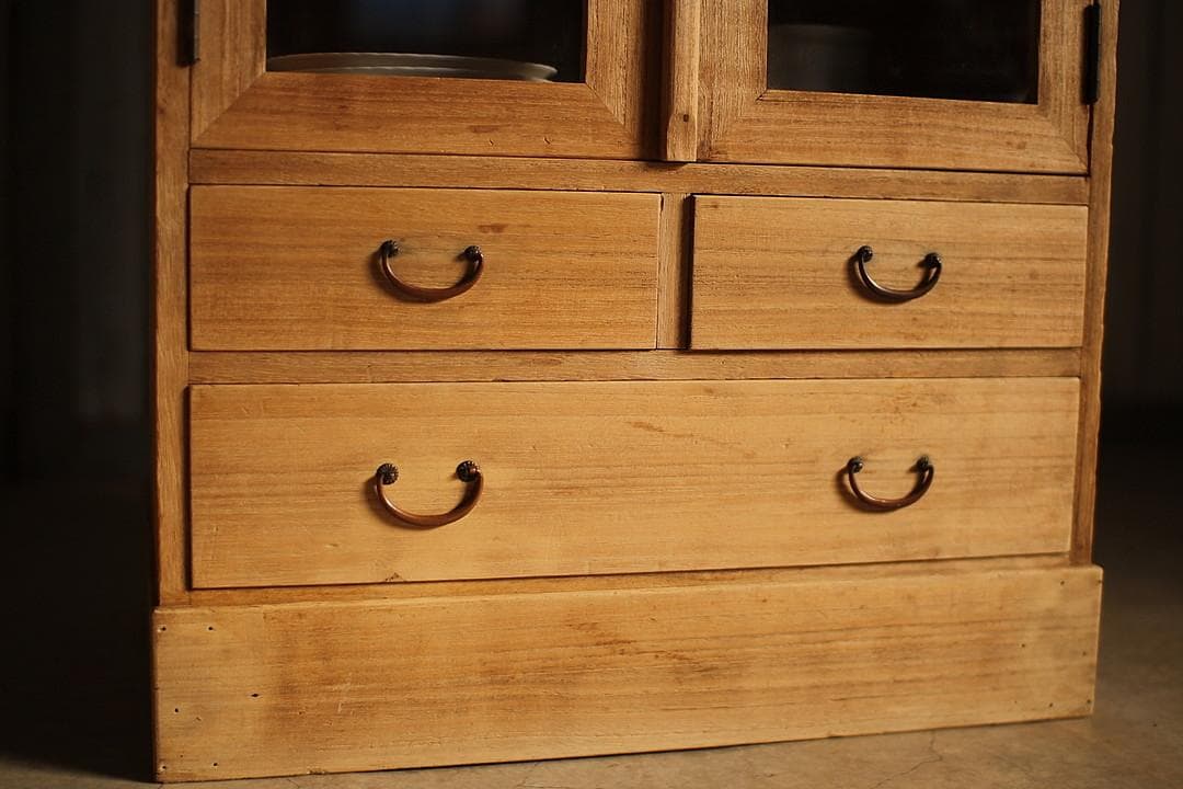 古い小ぶりな木枠のガラス戸棚×小引き出し3杯