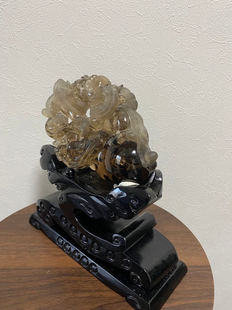 水晶 スモーキークオーツ 貔貅彫刻置物 黒色台座付き